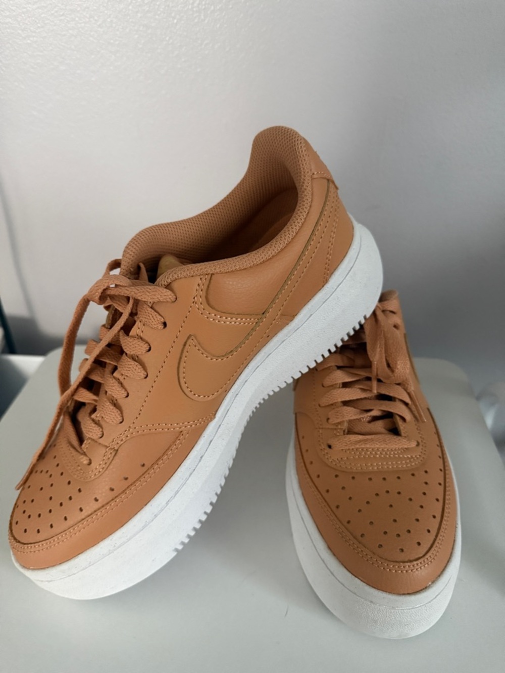 Nike (WMNS) Nike Court Vision
Alta 'Light Cognac'